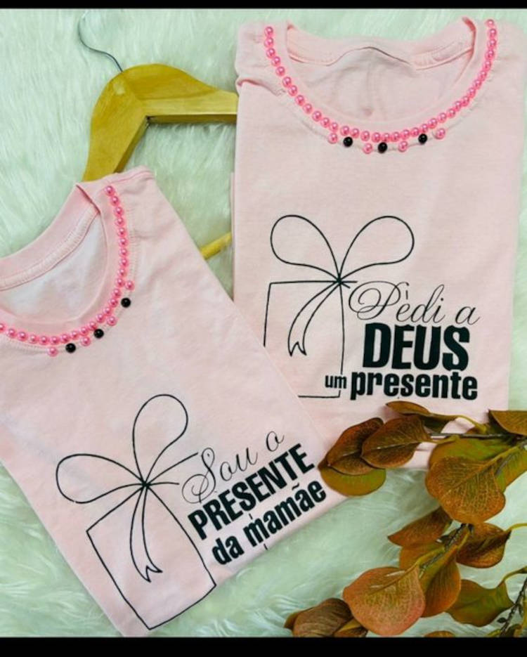 Camiseta rosa com bordado na gola.