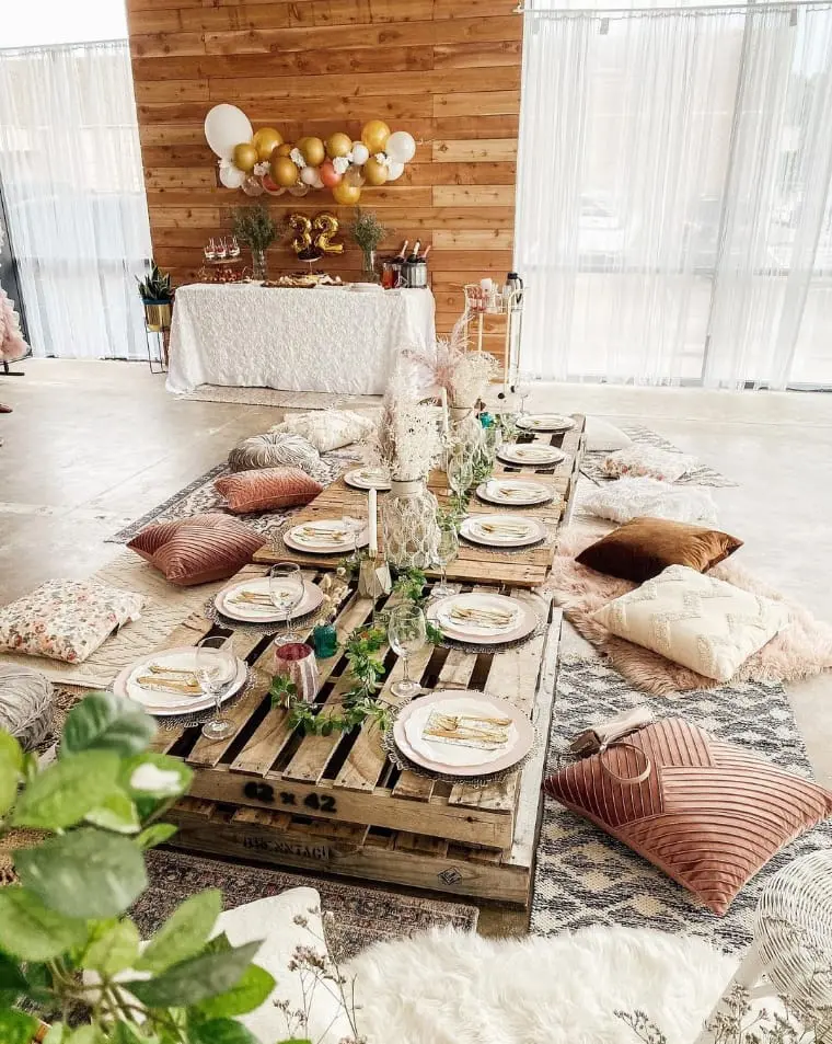Mesa no chão de pallet