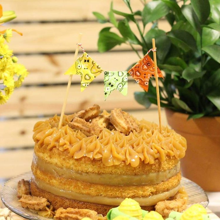 Bolo de churros com decoração de bandeirinha
