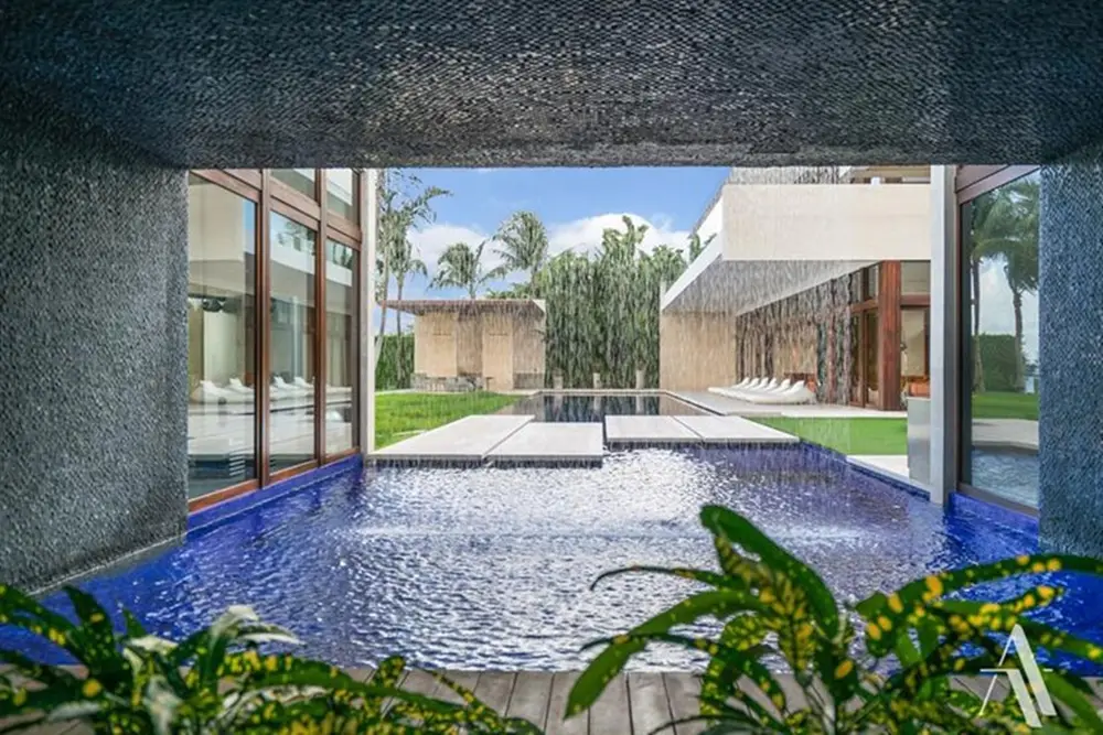 Área de lazer, piscina em mansão de Gisele.