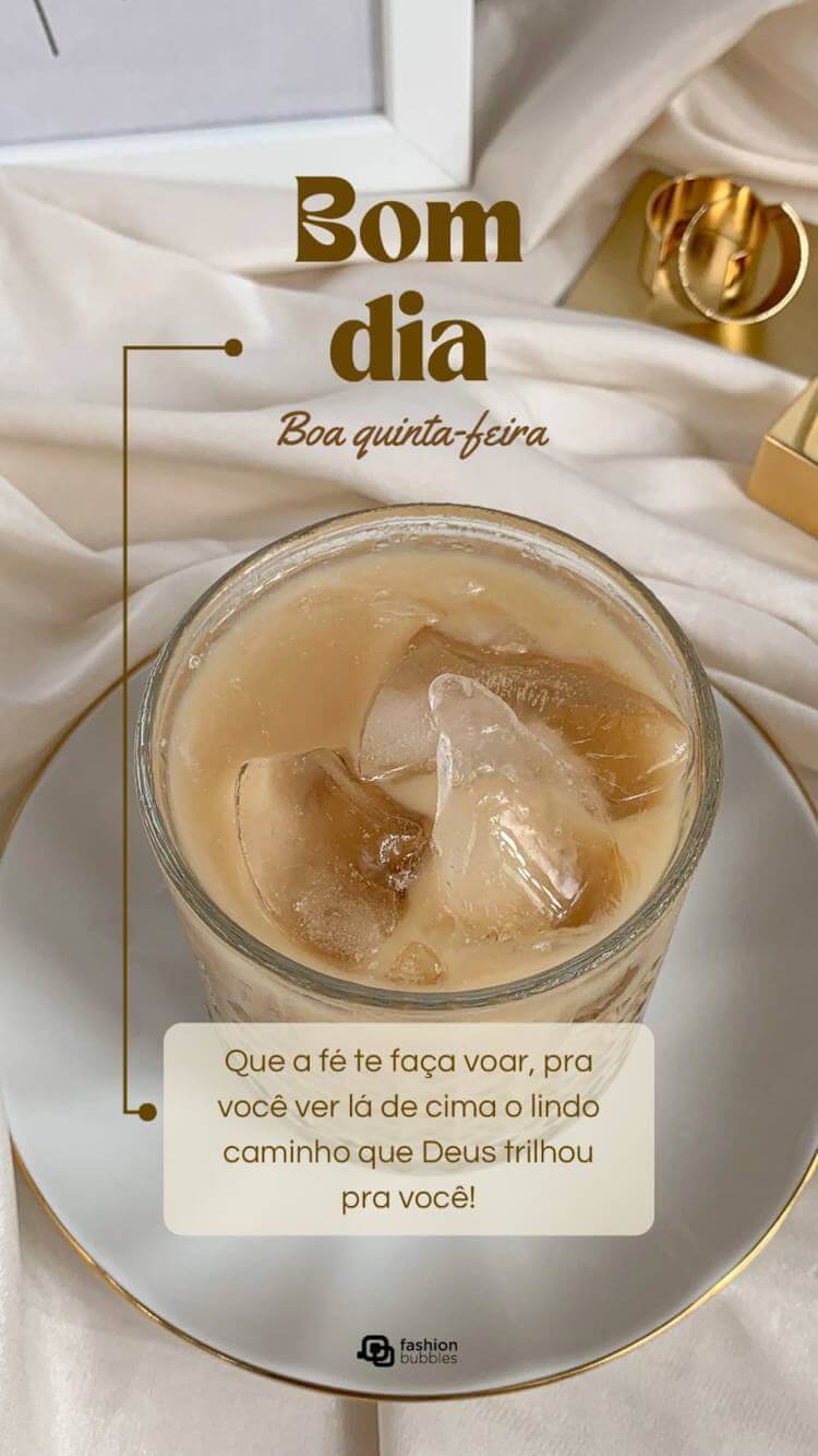 Cartão virtual com foto de café gelado e frase "Bom dia e boa quinta-feira! Que a fé te faça voar, pra você ver lá de cima o lindo caminho que Deus trilhou pra você!"
