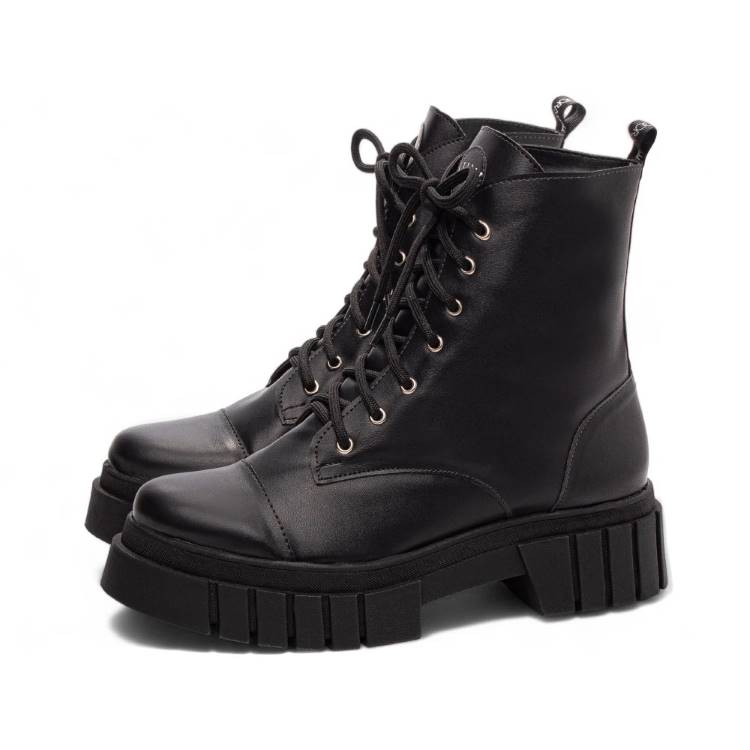 Um par de botas de combate pretas de couro, com cadarços e solado tratorado grosso, é mostrado em um fundo branco. O design robusto e os detalhes metálicos nos ilhós sugerem que este sapato feminino tamanho grande é perfeito para um estilo ousado e moderno.