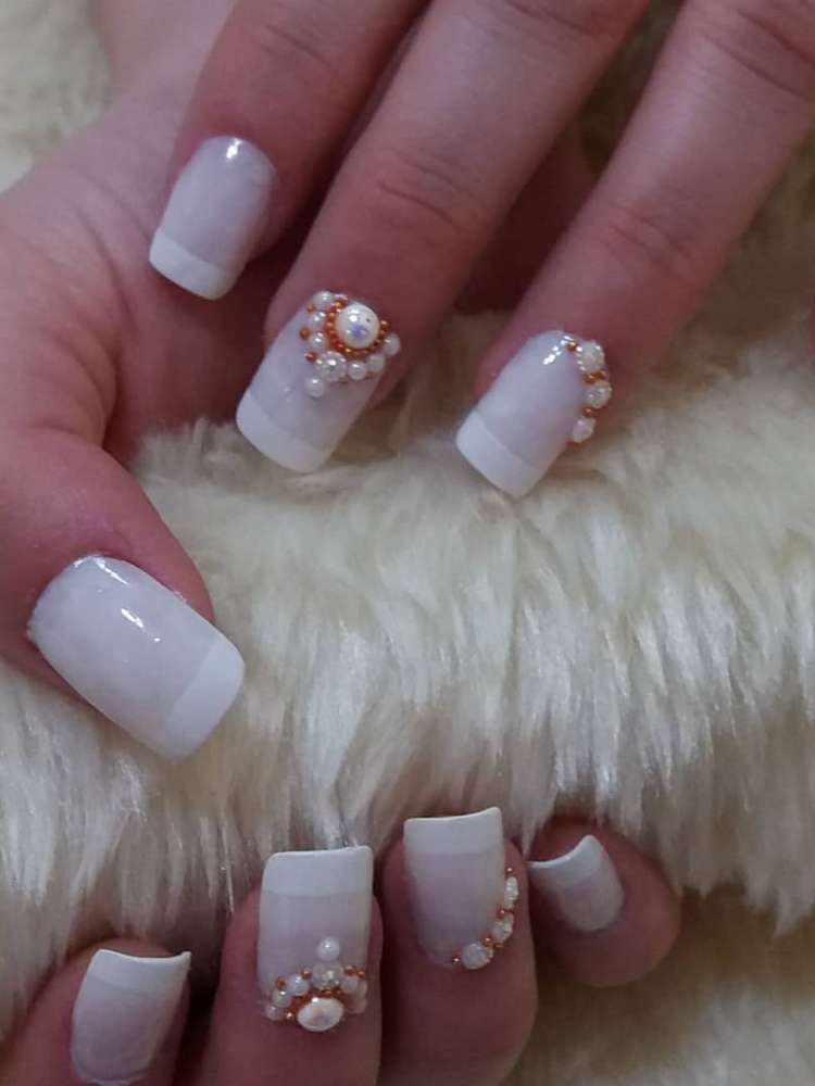 Opção de unhas com pérolas