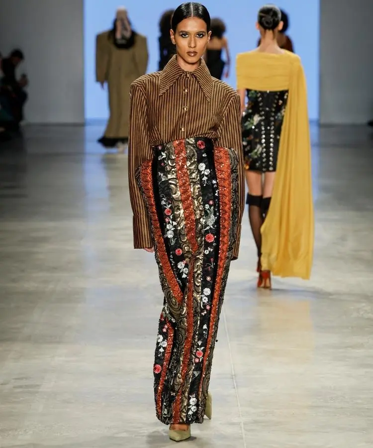 Foto de modelo usando saia com volume no quadril, uma das tendências do SPFW N60