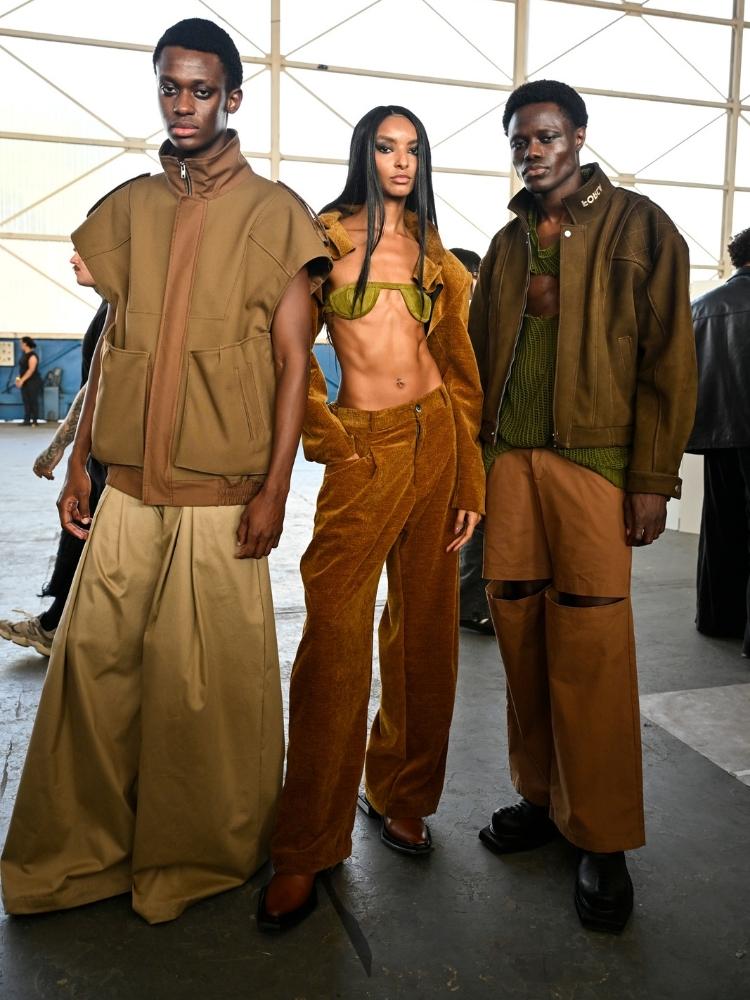 Modelos usando looks em tons terrosos da FORCA
