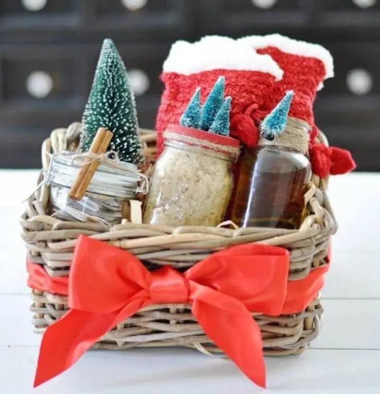 cesta com mini árvores de natal e guloseimas 
