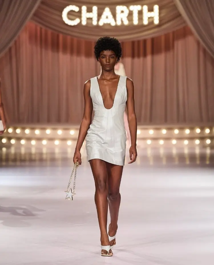 Foto de modelo na passarela durante o desfile da Charth para a coleção "Action"