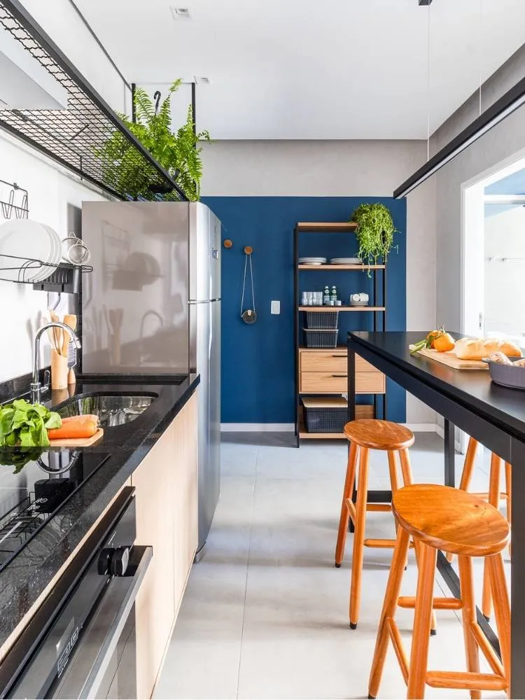 Foto de cozinha de kitnet de 33 m² decorada com marcenaria planejada