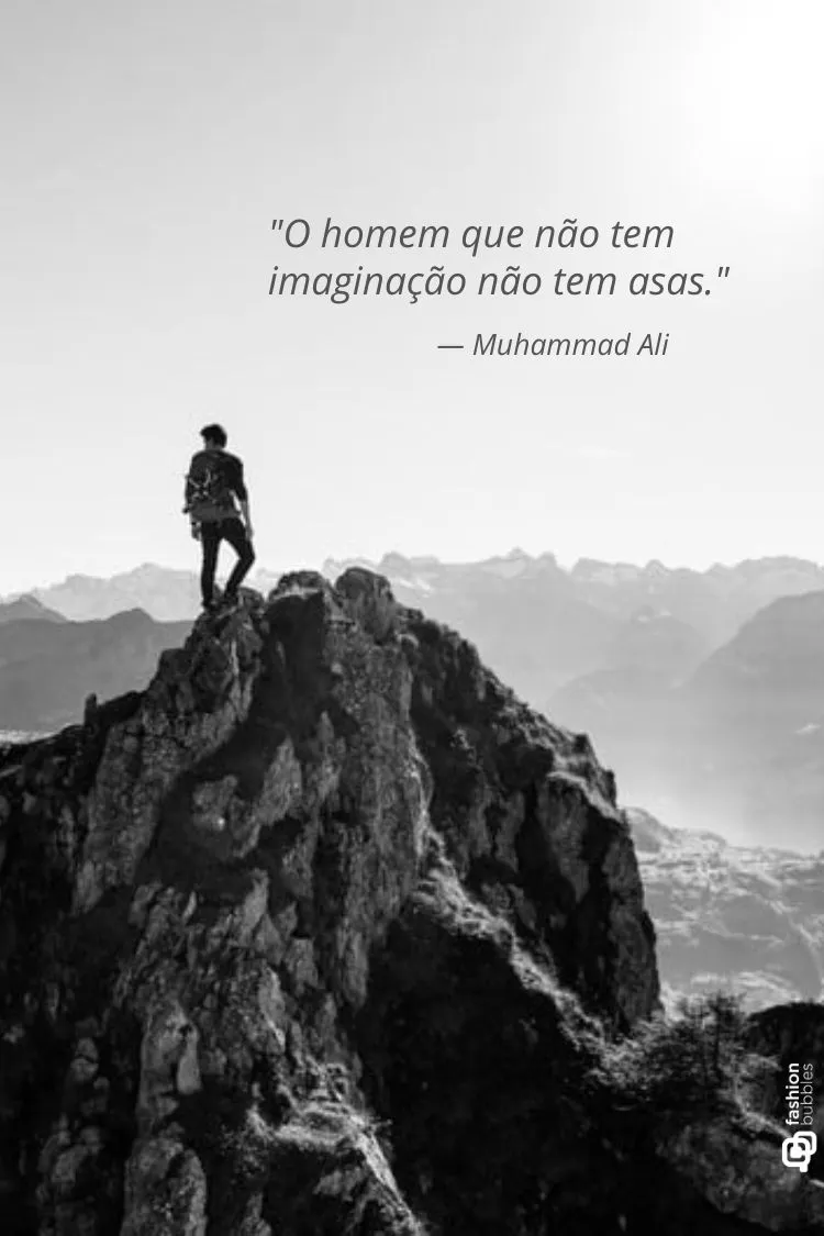 A imagem em preto e branco mostra uma pessoa em pé no topo de uma montanha rochosa, de costas para a câmera, observando uma vasta paisagem de montanhas ao fundo sob um céu claro. A frase "O homem que não tem imaginação não tem asas. — Muhammad Ali" está sobreposta.

