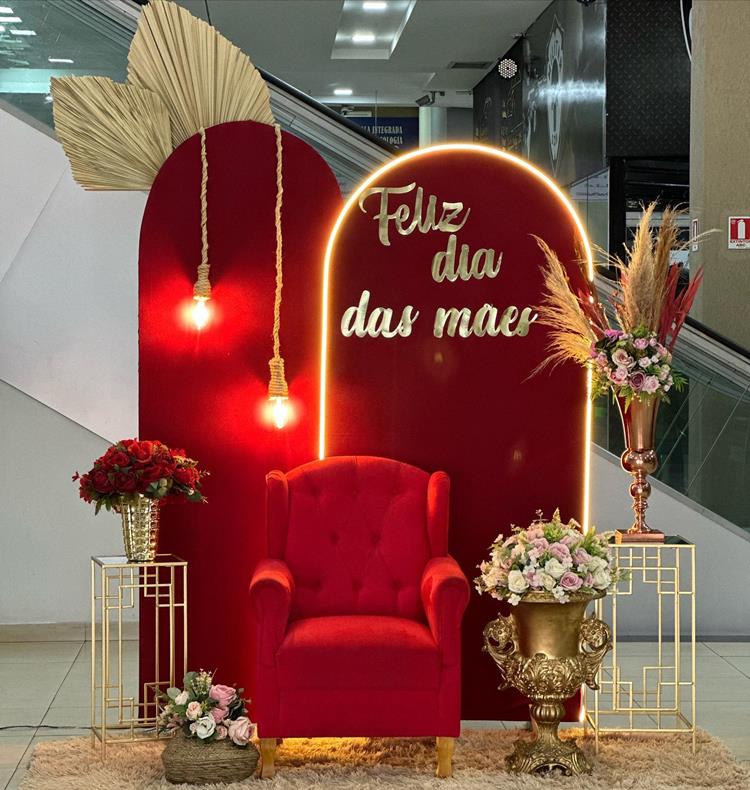 Loja decorada para o Dia da Mães com painel decorativo