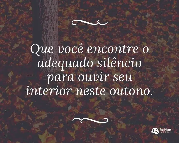 Card com chão cheio de folhas alaranjadas de outono e frase "Que você encontre o adequado silêncio para ouvir seu interior neste outono."