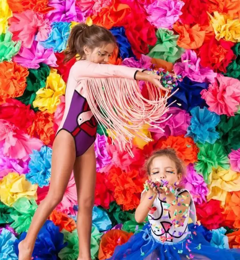 Parede para vitrine de carnaval com papel colorido amassado 