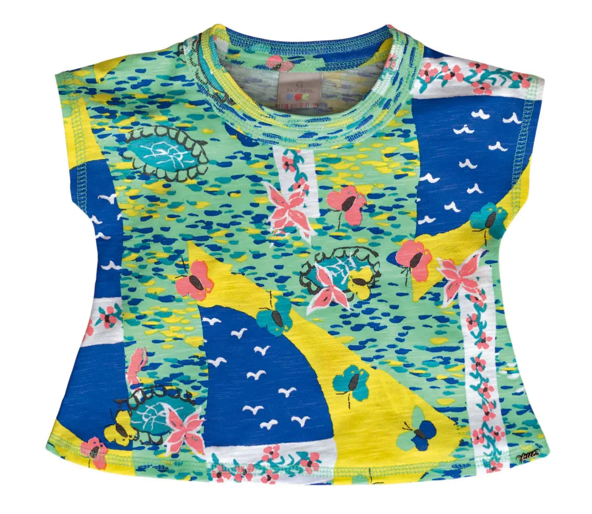 Camiseta infantil estampada em verde, amarelo e azul.

