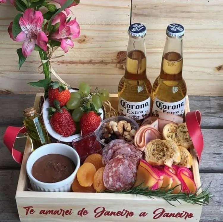 Cesta com aperitivos com cerveja