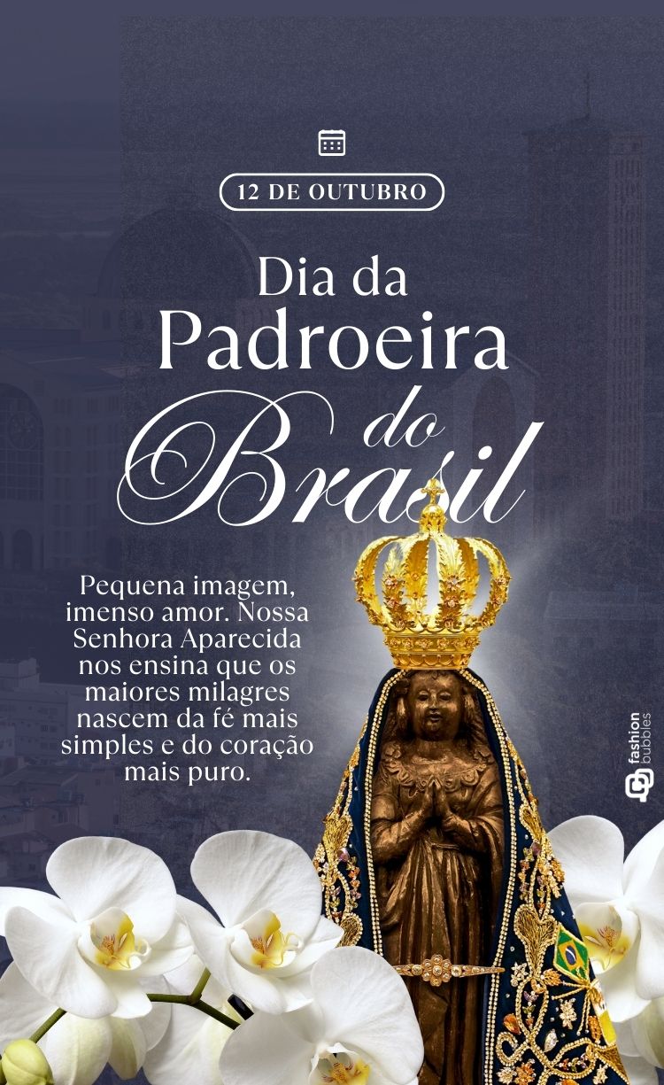 Escultura de Nossa Senhora Aparecida com manto azul e coroa dourada, cercada por orquídeas brancas. O texto "Dia da Padroeira do Brasil" está acima, e um texto sobre fé e amor está ao lado da santa.