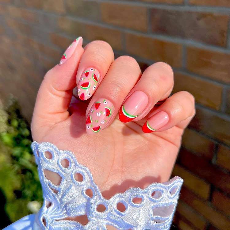 Unhas vermelhas decoradas no tema melancia, e flores