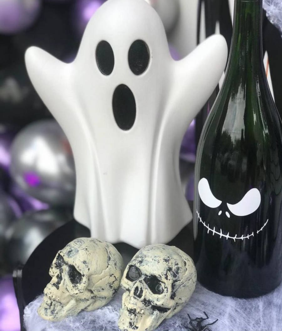 Elementos do Halloween: fantasma e caveira para a decoração de uma vitrine