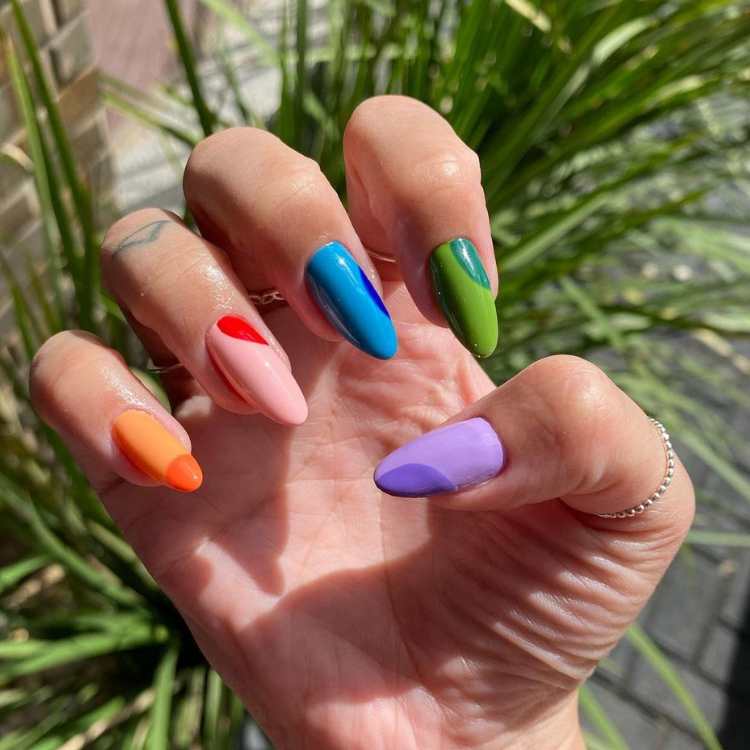 Unhas coloridas para o Carnaval.