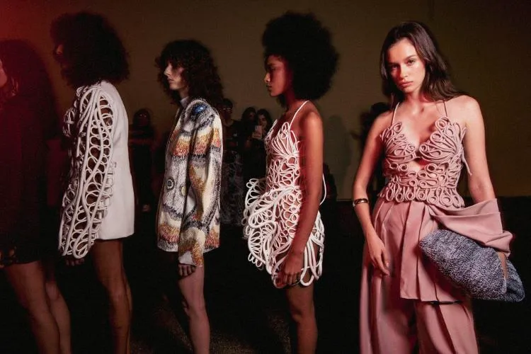 Modelos usando 3 looks do desfile de Melkzda no DFB Festival 2024