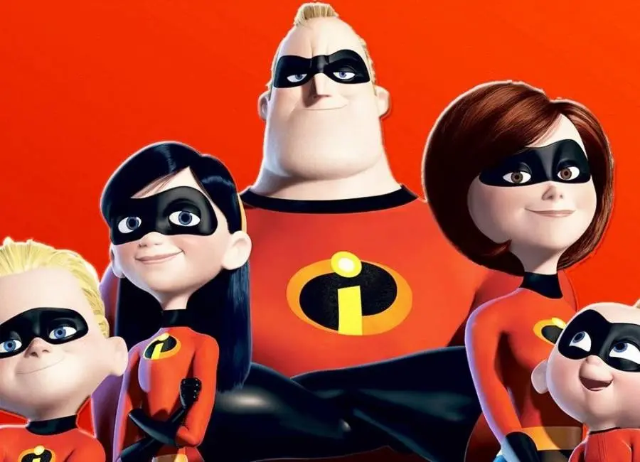 Personagens do filme "Os Incríveis" de pé. Eles estão em fundo vermelho.