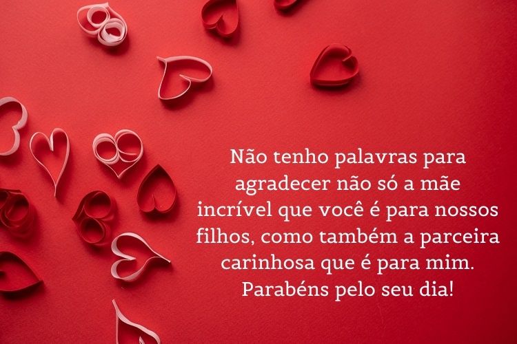mensagem de Dia das Mães para esposa, com fundo vermelho de corações e frase " Não tenho palavras para agradecer não só a mãe incrível que você é para nossos filhos, como também a parceira carinhosa que é para mim. Parabéns pelo seu dia! "