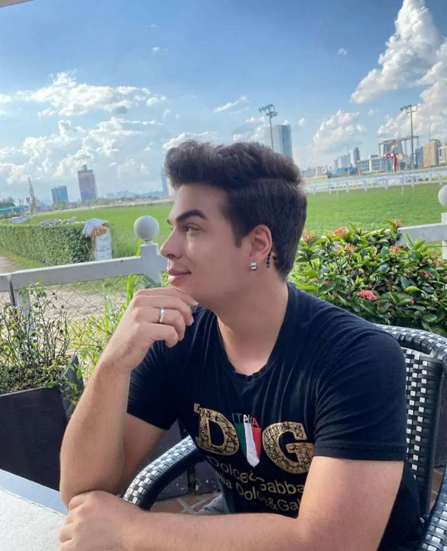 Foto do lado do pescoço em que Lucas tem uma palavra tatuada