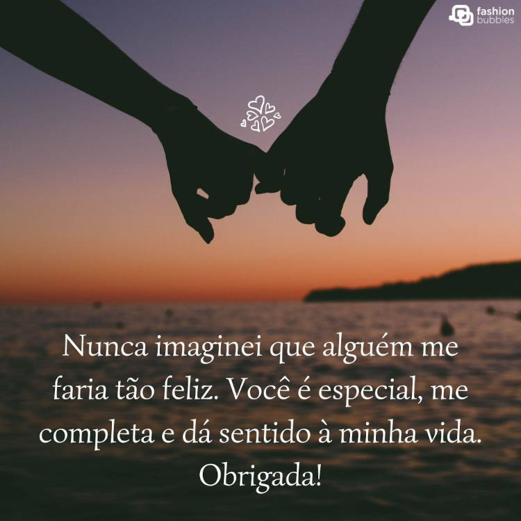 Nunca imaginei que alguém me faria tão feliz. Você é especial, me completa e dá sentido à minha vida. Obrigada! Foto de sombra de duas pessoas de dedos entrelaçados na praia e frase "Nunca imaginei que alguém me faria tão feliz. Você é especial, me completa e dá sentido à minha vida. Obrigada!"
