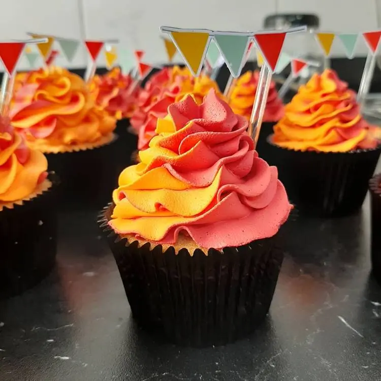 Bolinhos de São João fogueira com varal de bandeirinhas