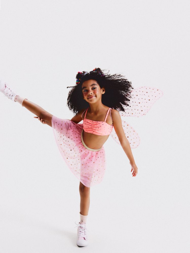 Menina de pele negra usando cropped e saia rosas 