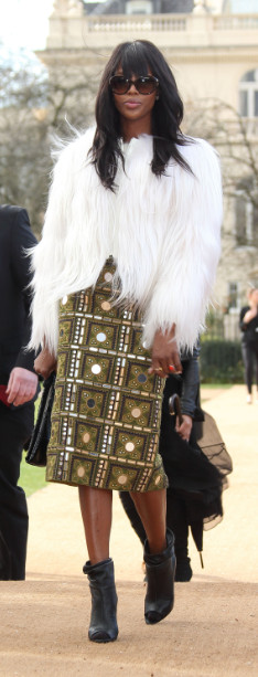Naomi Campbell usa óculos de sol Gabardine da Burberry