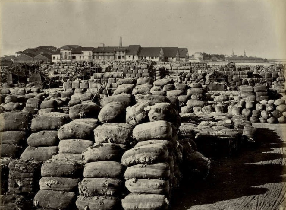 Carregamento de algodão em um porto na Índia, c. 1860. Carregamento de algodão em um porto na Índia, c. 1860.