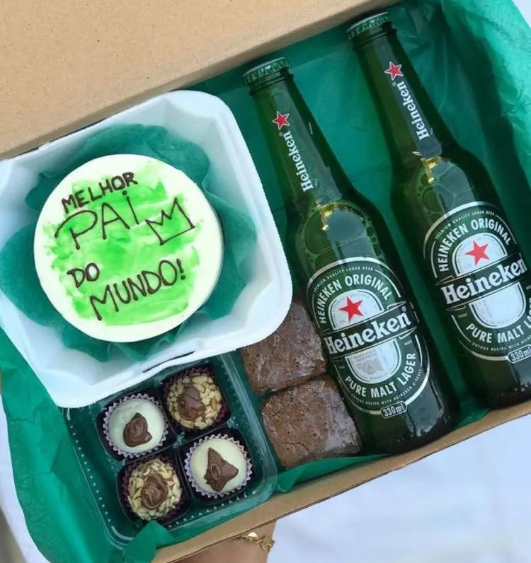 Bolo, doces e cervejas em cesta de dia dos pais
