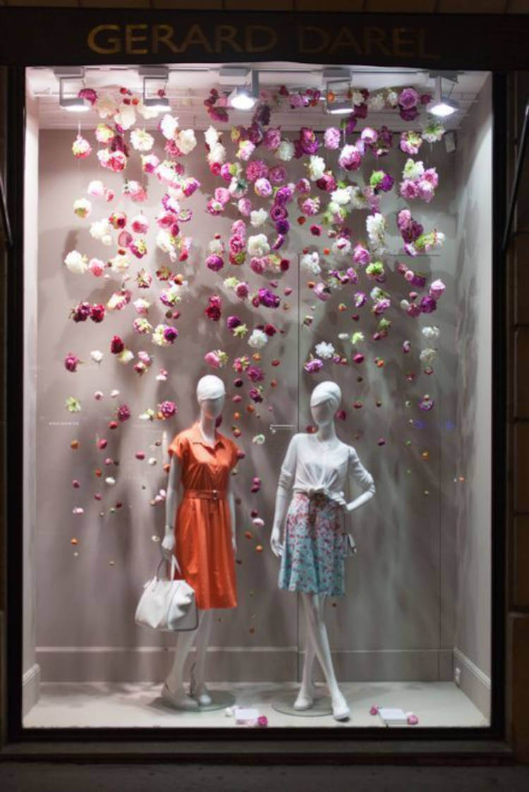 Vitrine com dois manequins de mulher. Loja com vitrine para dia das mães.