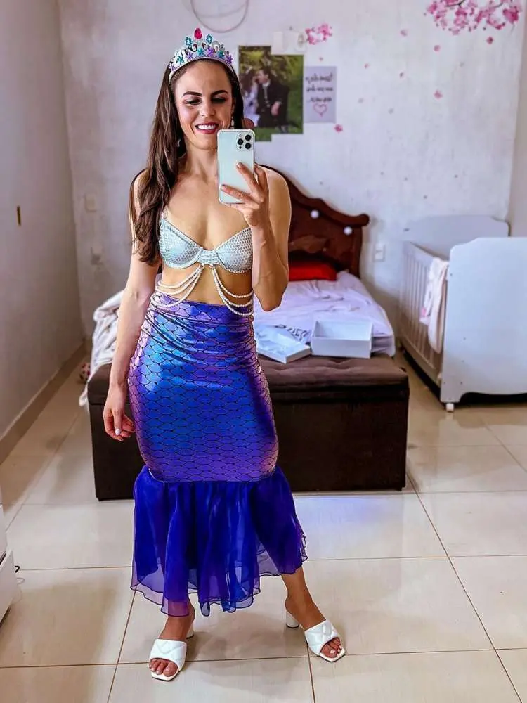 Mulher de pele clara usando fantasia de sereia