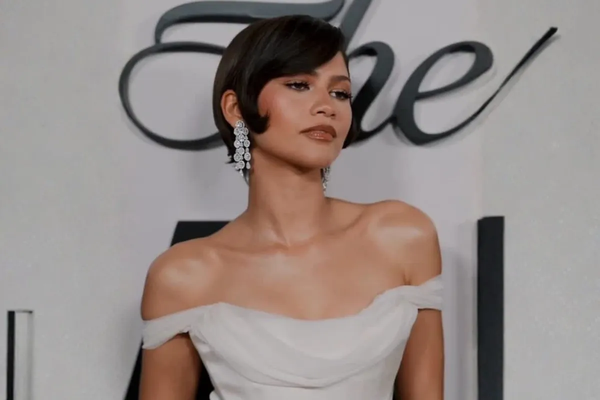 Foto de Zendaya usando um dos looks para a divulgação do filme O Drama