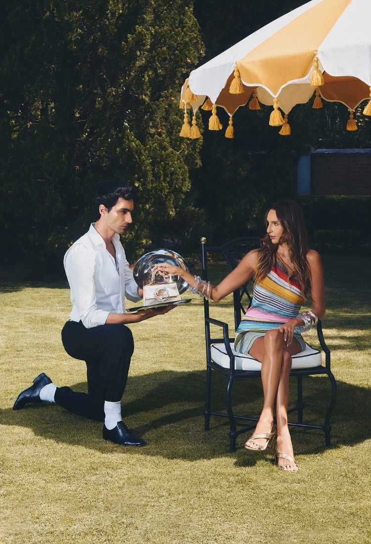 Casal de modelos segurando bolsa de couro