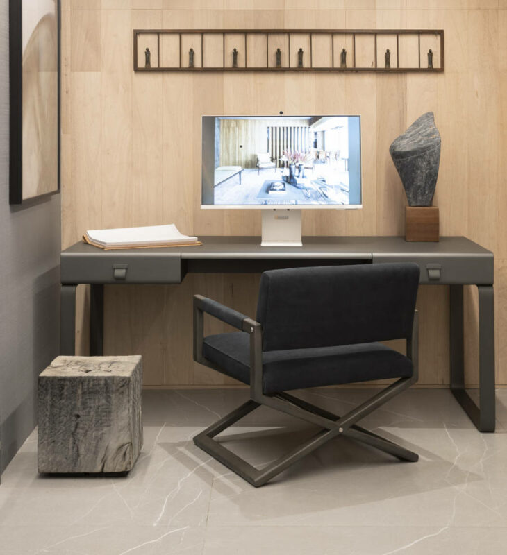 Home office com parede de madeira.