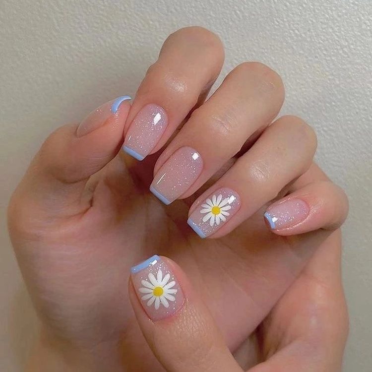 Unhas decoradas em tons de azul com Glitter, francesinha e margaridas