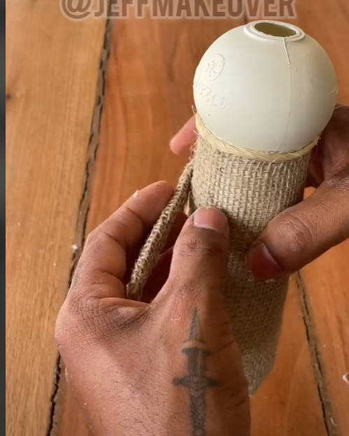Como colar o braço do boneco.