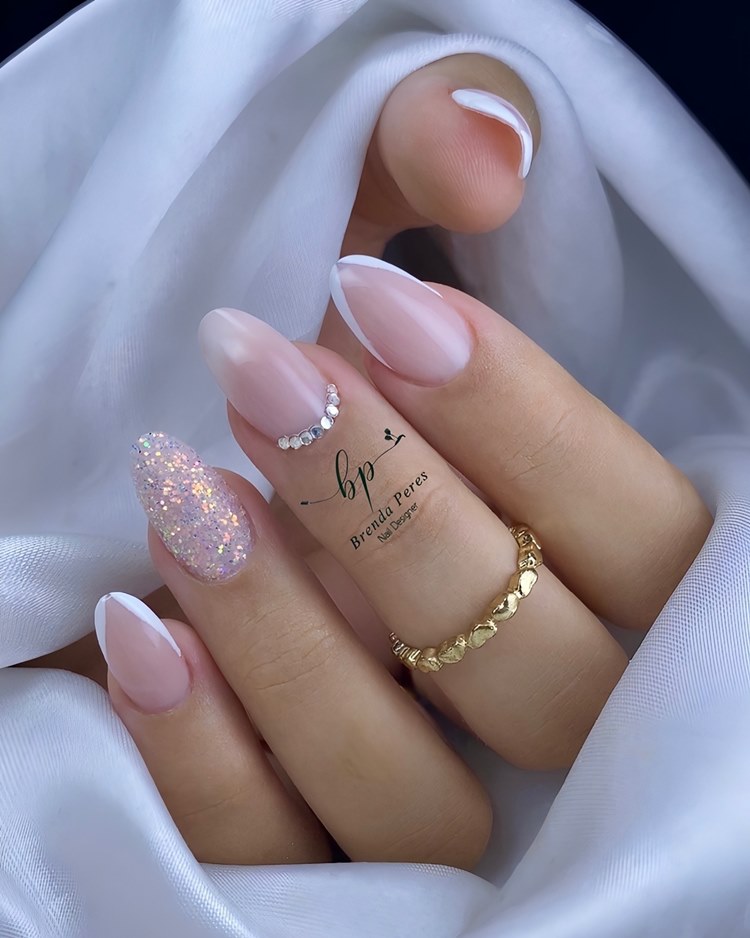 Unhas em gel claras com glitter e pedraria (formato: amendoado tamanho: grande)