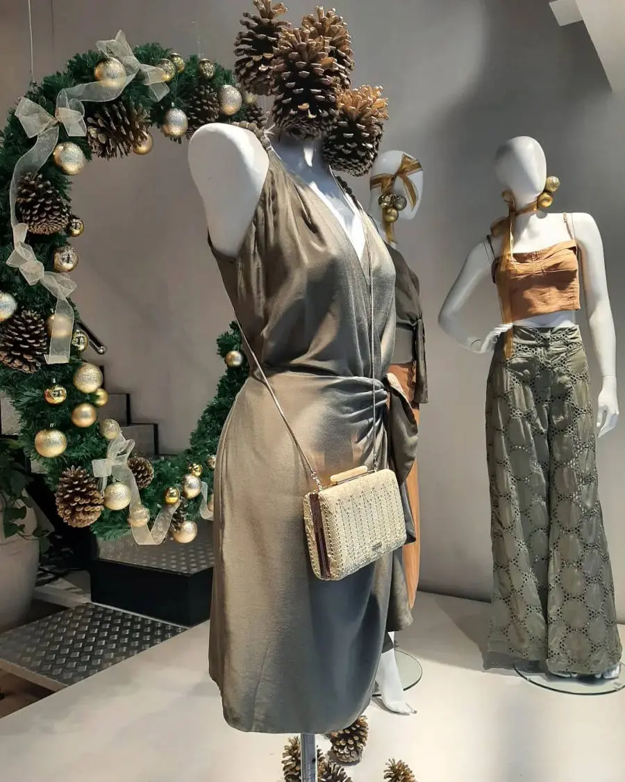 Vitrine de luxo com guirlanda.