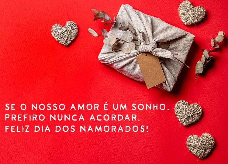 Cartão virtual de fundo vermelho com corações, embalagem de tecido e frase "Se o nosso amor é um sonho, prefiro nunca acordar. Feliz Dia dos Namorados!"