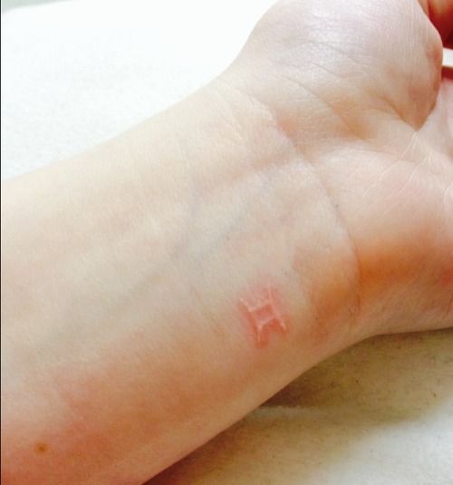 Tattoo branca de signo, símbolo no pulso