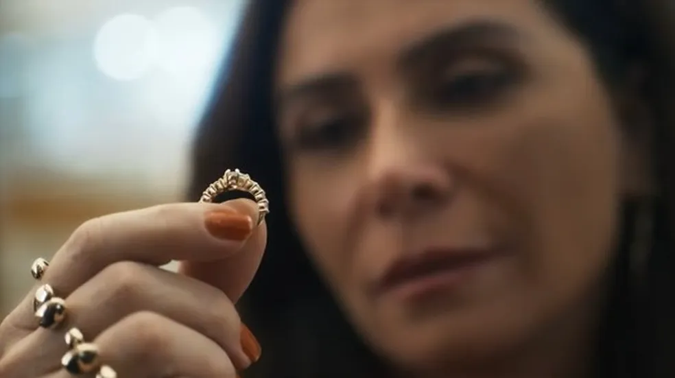 Helô (Giovanna Antonelli) de Travessia segurando um anel de noivado