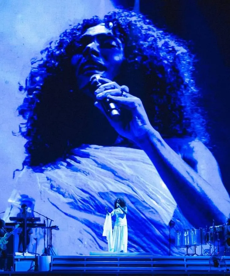 Look branco da cantora no palco do Nubank Parque