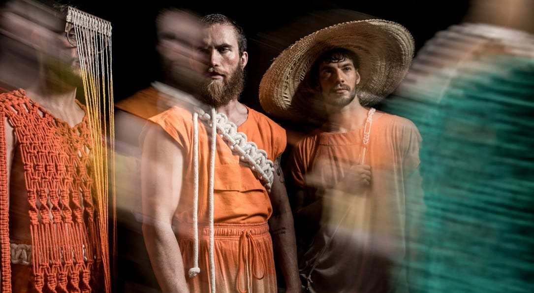 Foto de desfile com looks masculinos de crochê laranja e trabalhos artesanais Foto de abertura com foto de desfile da edição 2019 do DFB