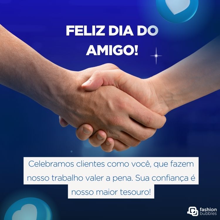 Imagem de duas pessoas de pele clara apertando as mãos, com fundo azul e frase "Feliz Dia do Amigo! Celebramos clientes como você, que fazem nosso trabalho valer a pena. Sua confiança é nosso maior tesouro!"