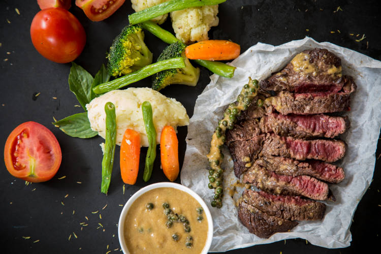 Foto com carne, legumes e fruta.