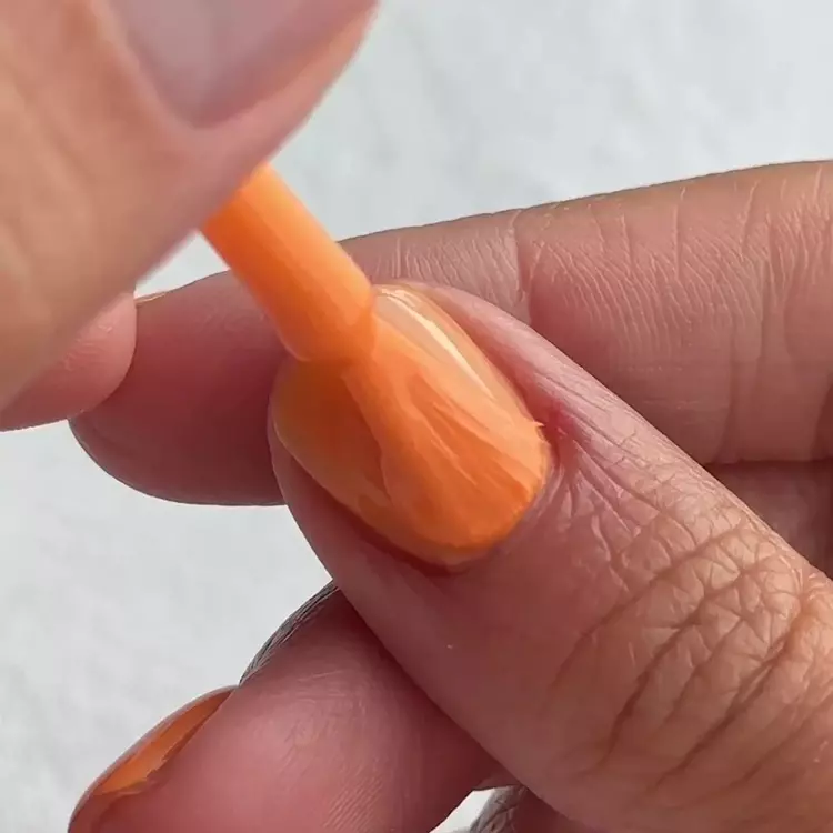 1º passo unha decorada para Halloween carinha de abóbora: passar esmalte laranja