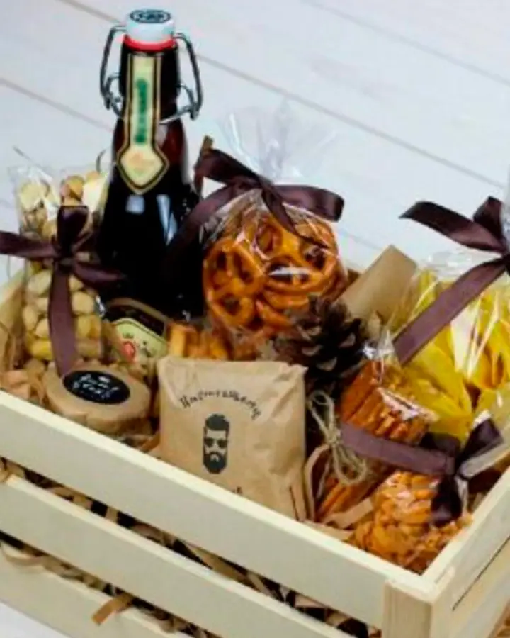Cesta com petiscos e cerveja artesanal